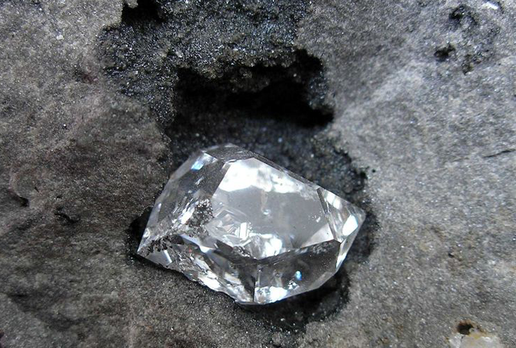 Lab-Grown Diamonds, Natural Diamonds, and Moissanite: What’s the Difference and Which is Right for You?